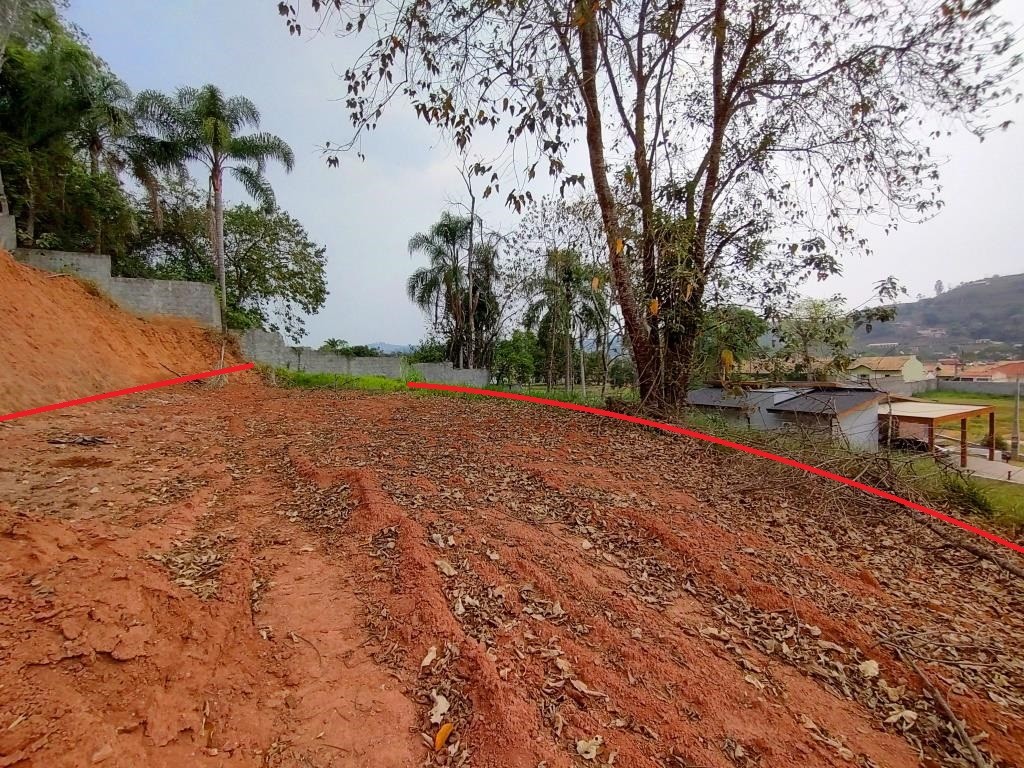 Lote de terreno em condomínio fechado.