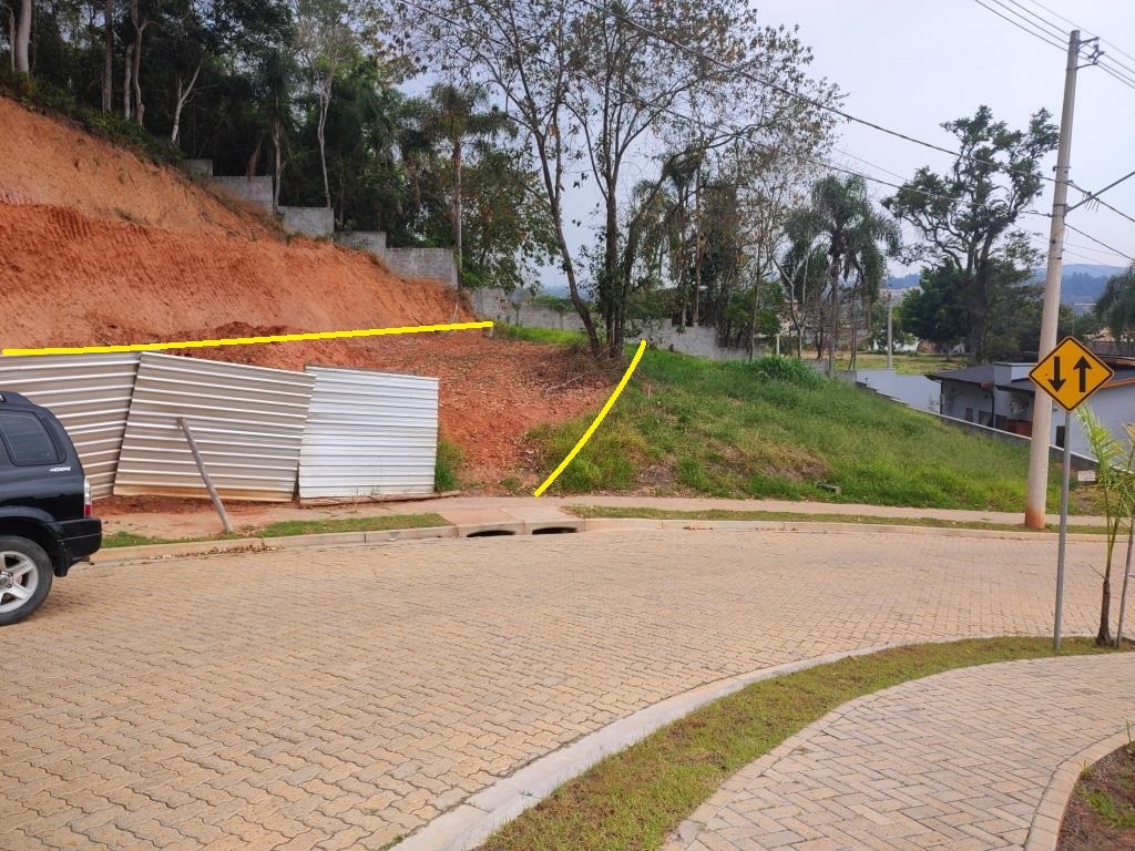 Lote de terreno em condomínio fechado.