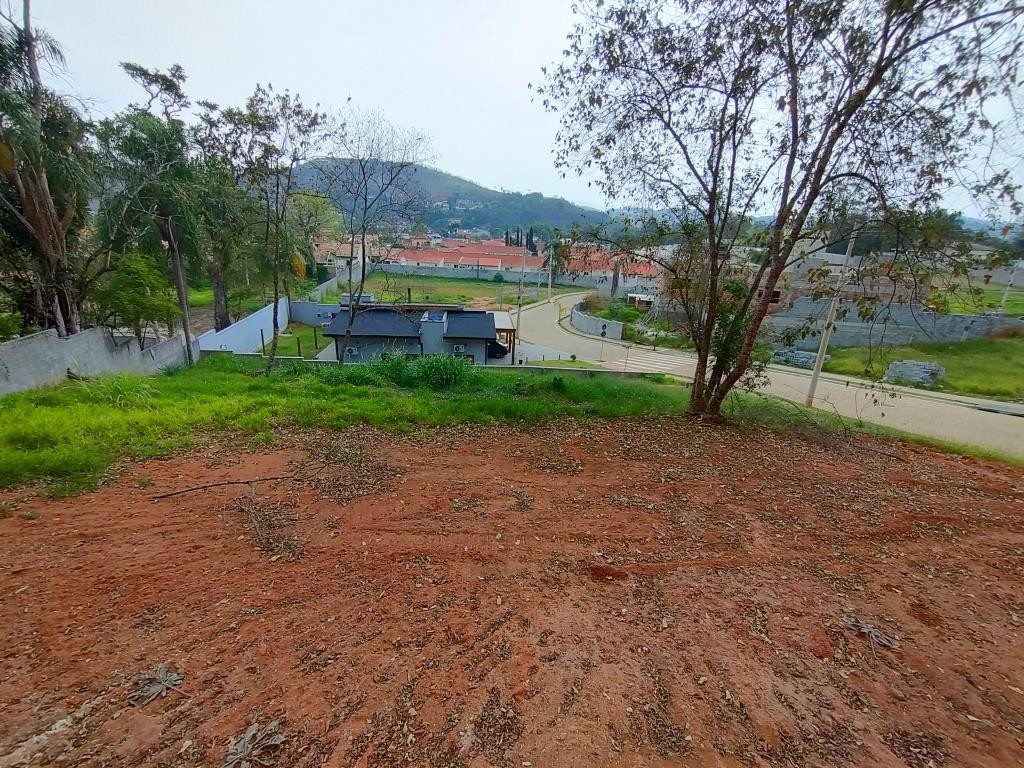 Lote de terreno em condomínio fechado.