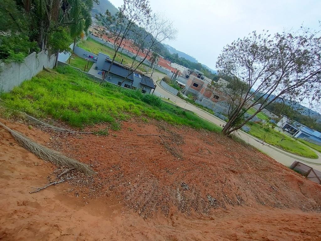 Lote de terreno em condomínio fechado.