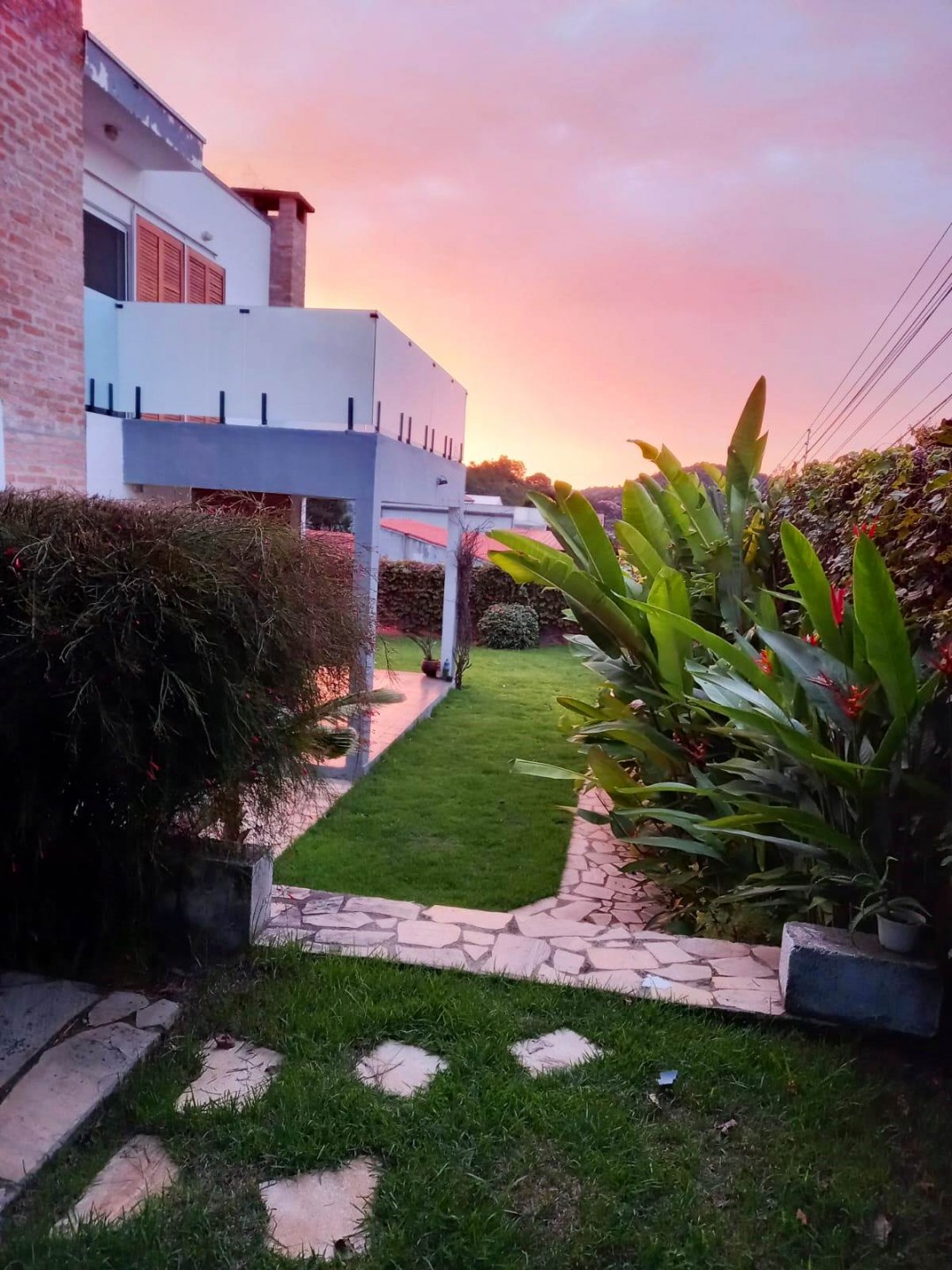Casa moderna no centro de Guararema
