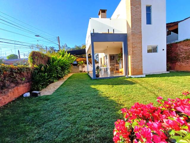 Casa moderna no centro de Guararema