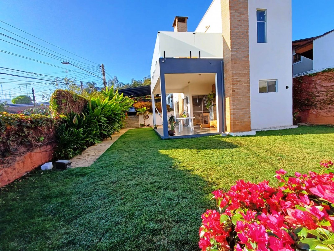 Casa moderna no centro de Guararema