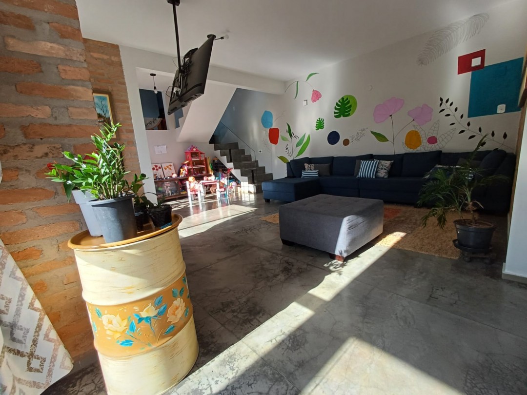 Casa moderna no centro de Guararema
